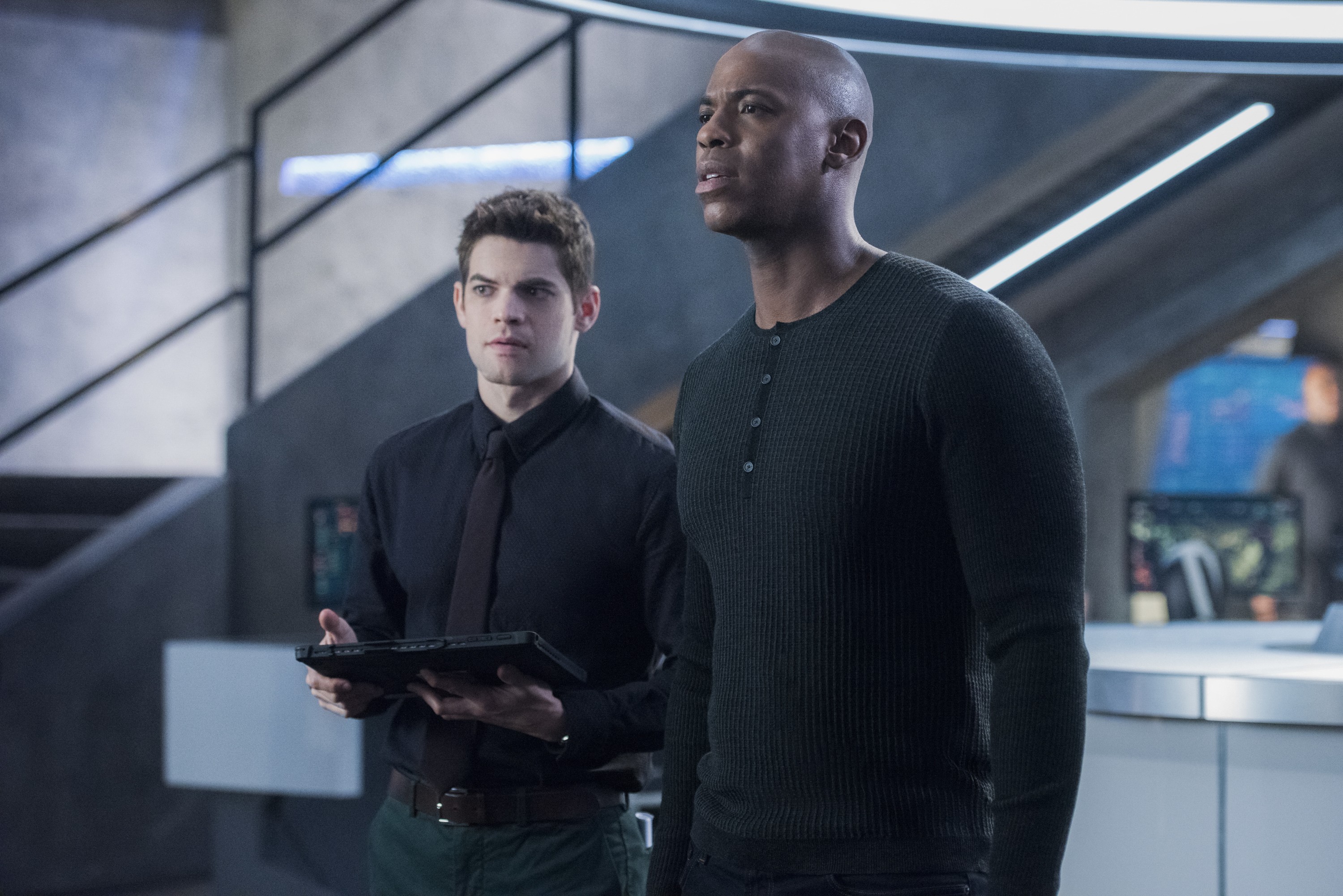 Supergirl Kara Makes A Major Life Decision In New Photos From Season 3 Episode 21 Not Kansas